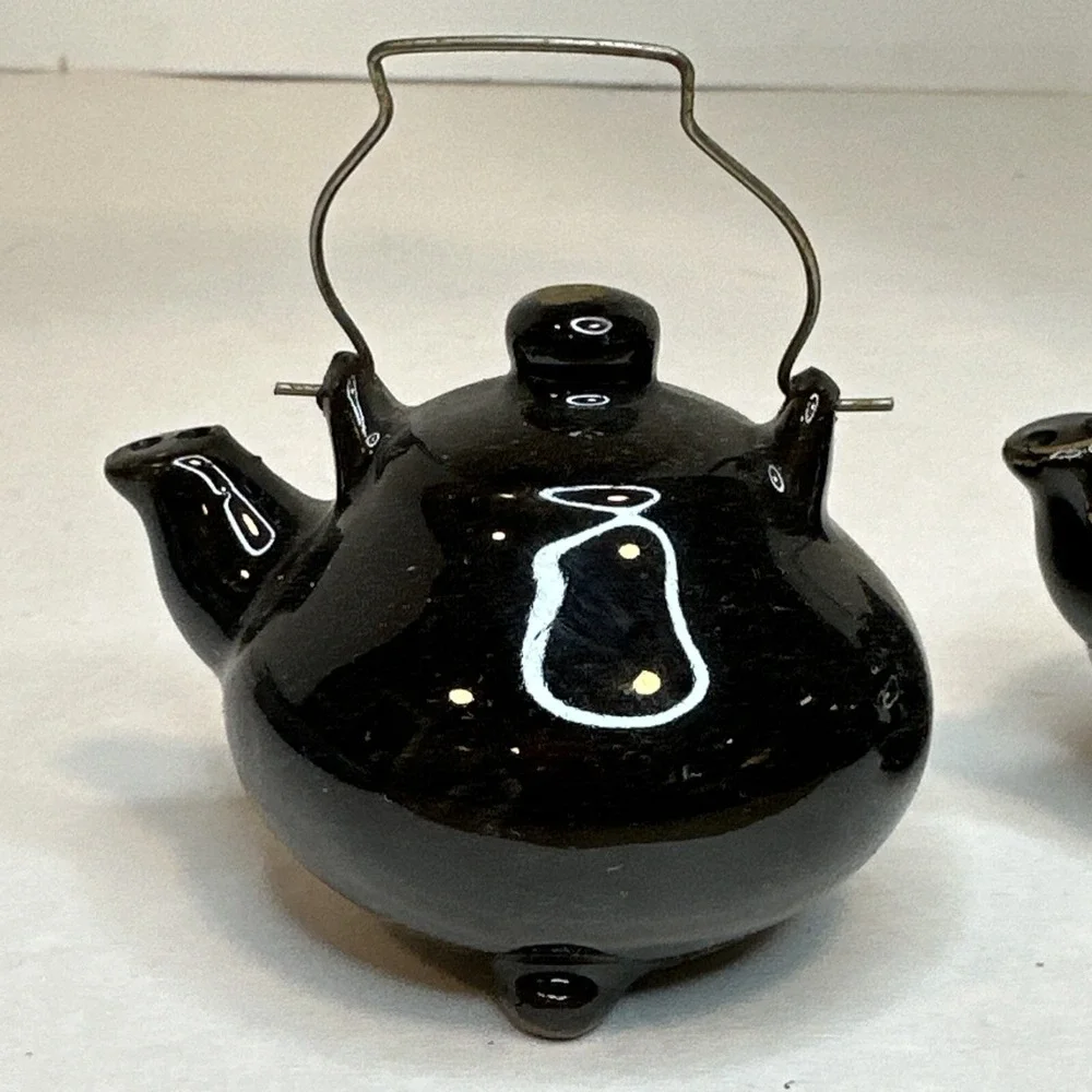 Tea Pot Salt & Pepper Shakers - Vintage Hand Painted Made in Japan